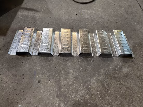 Servizio a vita in fabbrica Macchina per la formatura a freddo di bobine a pavimento in acciaio zincato su misura per materiali da costruzione con ISO CE
